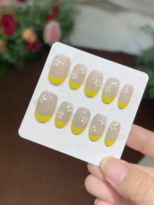 10片手工制作可佩戴的按压式美甲贴片，春季限量版美甲，裸色透明底色，自然亮黄色法式尖，活泼俏皮，点缀白色小雏菊，如同指尖佩戴雏菊，温和亲肤，适合日常通勤。女士约会和派对装饰单品，提升优雅气质。 - 黃色 - 查看 1