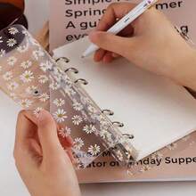 Portada transparente de cuaderno de hojas sueltas con estampado de margaritas, tamaño A6, de material PVC, resistente al agua, para libro de presupuestos/libro mayor, cuaderno de hojas sueltas, papelería estudiantil, temporada de vuelta al colegio - Margaritas A6 - Ver 4