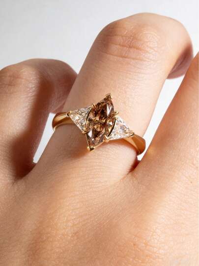 奢华马眼形香槟色立方氧化锆三石戒指 - 金色三石订婚戒指