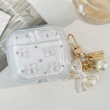 这款蝴蝶结造型的苹果耳机保护套(单只装)采用白色3D仿珍珠蝴蝶结饰面,搭配蝴蝶结元素和金色蝴蝶结吊坠。它具有防震、保护和防尘功能,时尚美观,适合青少年和年轻人使用,既可日常自用,也可作为礼物赠送。 - 白色 - 查看 15