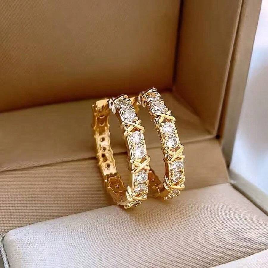 Minimalist Metal Hoop Earrings For Women, A Popular New Style For 2026, Sophisticated Hoop Earrings With Gold And Diamond Details, Unique Earrings. - 金色 - 查看 1