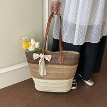 BAILEE Una borsa a tracolla estiva alla moda e casual, con tema vacanziero, progettata con un fiocco decorativo a tre colori in contrasto. Realizzata in materiale PU, con capacità sufficiente per contenere creme solari, abbigliamento, laptop/tablet, cappelli da sole e altri articoli. Può essere portata a mano o a spalla, molto adatta per uscite quotidiane, shopping rilassante, vacanze al mare e un regalo ideale per famiglia, amici o i propri cari. - Multicolore - Visualizzare 7