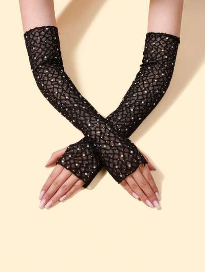1 双黑色网眼水钻镂空防晒袖套，透气冰丝材质，防紫外线，露指长袖，适合夏季穿着，可用于派对、舞台表演等场合。