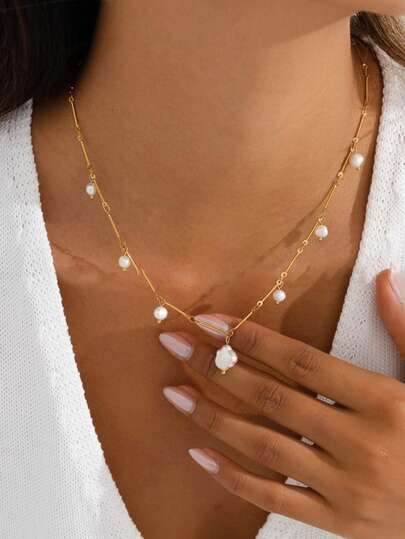 1件18K镀金不锈钢巴洛克珍珠吊坠项链，简约优雅时尚首饰，适合女性日常佩戴，是送给她的完美礼物。