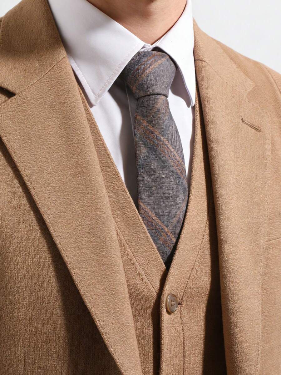 1 chiếc cà vạt nam kẻ sọc màu tím nhạt, phù hợp để phối cùng vest công sở. - Nhiều màu - Xem 1