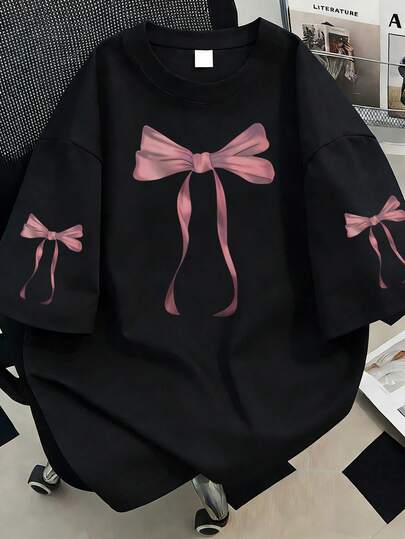 Camiseta gráfica de cuello redondo con estampado de lazo, top casual de verano para mujer de talla grande, estampado de manga corta de moda. Adecuado para usar en vacaciones de verano, ropa de resort de playa, Día de San Valentín, Carnaval, regalo para el Día de la Madre; regalo para mamá; top de manga corta para graduación; atuendo de regreso a la escuela; atuendo de maestro de ceremonia de graduación; ropa de verano para familiares y amigos. Adecuado para uso diario, salir, excursiones, festivales, playa, fiestas, cumpleaños, playas, reuniones, escuela, festivales de música, vacaciones, transporte, fitness, bodas, Año Nuevo