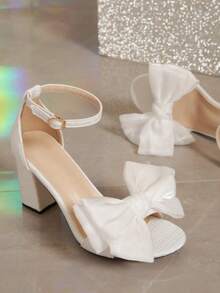 [GEY]Elegant Bow-Embellished High Heels For Women. Features A Bow Design, Lightweight And Breathable Construction, Buckle Closure, And A Chunky PU Heel For Summer Wear. Perfect For Casual Outings And Vacations, These Elegant And Cute Shoes Are A Must-Have For Any Woman, And Also Suitable For Commuting To Work. - 白色 - 查看 5