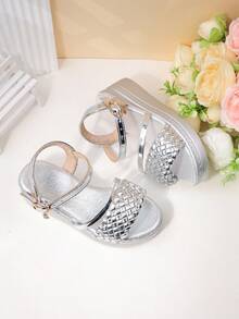 Sandalias de suela gruesa tejida de oro metálico con correa de tobillo de strass para niñas, zapatos casuales antideslizantes de verano para niños - Plateado - Ver 7