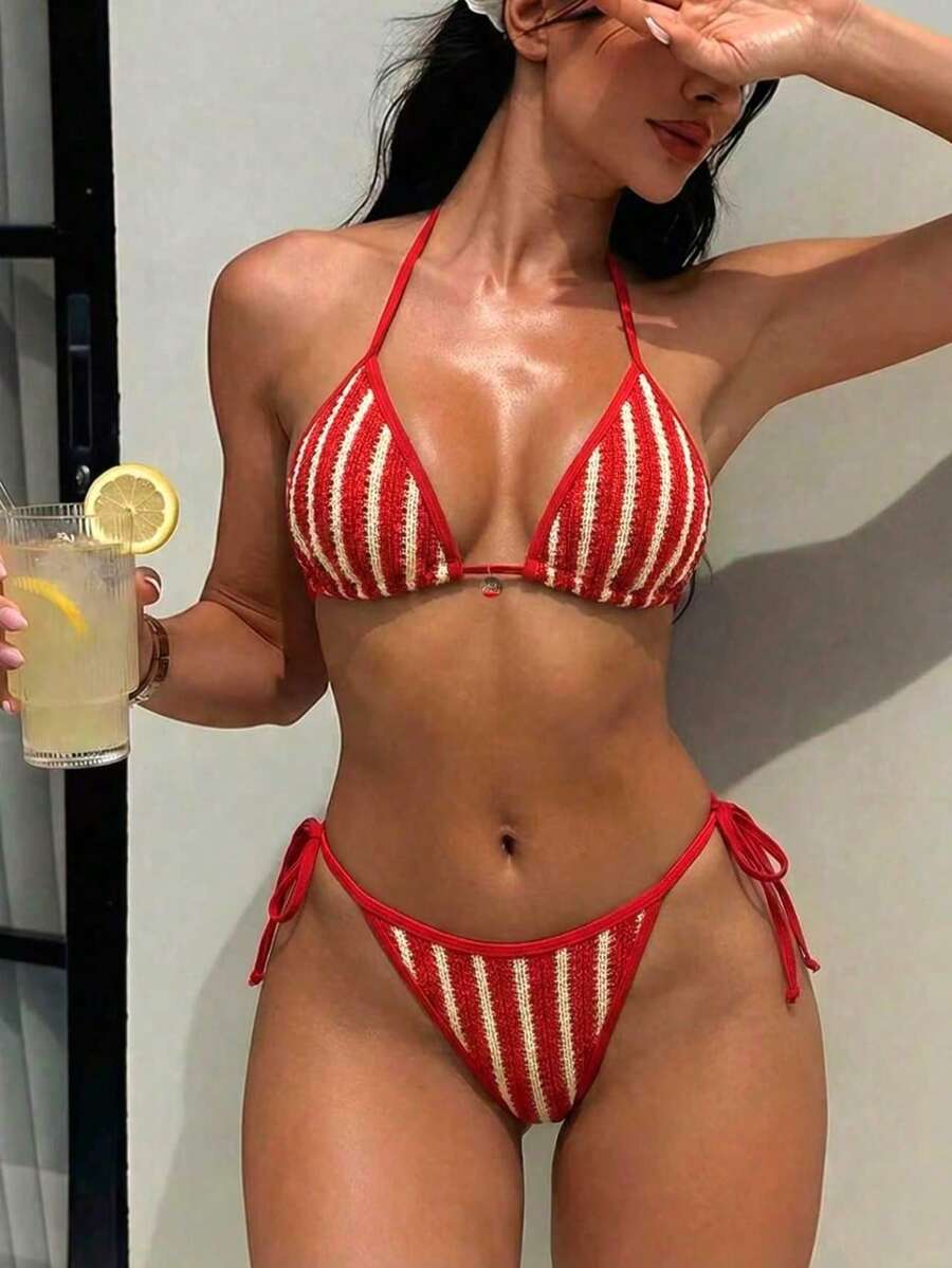 Bộ bikini SunTide sọc đỏ trắng, kiểu dáng tam giác buộc dây cổ, có họa tiết, kèm charm vàng và dây buộc bên hông, gồm 2 mảnh, thích hợp cho mùa hè, tắm nắng, gợi cảm. - Màu Hồng Tươi - Xem 1