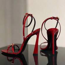 Sandalias de tacón altísimo para mujer, con punta cuadrada, tacón con letras metálicas y tiras cruzadas, estilo romano y punta abierta - Rojo - Ver 3