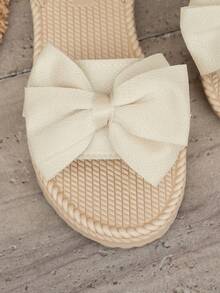 Sandal đế bằng nữ màu be dễ thương họa tiết bướm và hoa, thoải mái, nhẹ, có quai ngang mắt cá chân, phù hợp cho các buổi hẹn hò, tụ họp ngoài trời và ngày Valentine trên bãi biển. - Màu be - Xem 6
