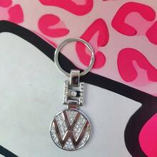 Llavero exclusivo diseñado para ajustarse a los modelos Lavida, Sagitar, Magotan, Passat, CC, Tiguan L, Lamando, Tayron e ID Series. Este llavero de metal unisex con colgante presenta un logotipo de automóvil con diamantes incrustados, lo que lo convierte en una excelente opción para un regalo de alta gama. Adopta un diseño estilo equipo original - 1 pieza - Ver 7