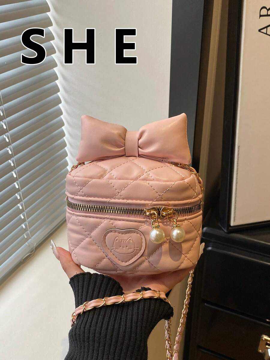 Một chiếc túi xách nữ hiện đại, nhẹ, nhỏ gọn, thời trang và đa năng, với thiết kế mới năm 2026, thích hợp để đeo chéo hàng ngày.