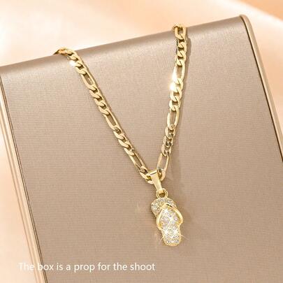 Dây chuyền hình dép xỏ ngón phong cách mùa hè ngây thơ cho trẻ em, đính đá Zirconia, chất liệu đồng mạ vàng 14K mang lại ánh vàng dịu nhẹ. Mặt dây chuyền hình dép xỏ ngón mini với chi tiết đá Zirconia tinh tế và bắt mắt, không quá phô trương hay nặng nề.