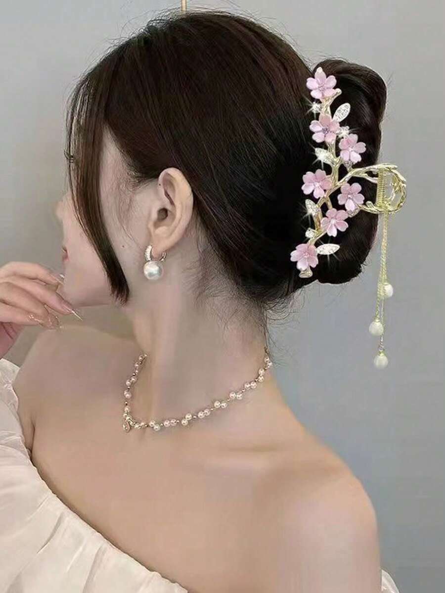 1个优雅玫瑰花流苏大号发爪夹，百搭奢华配饰，适合女性日常佩戴、重要晚宴、派对等场合，是送给女友的绝佳礼物，生日、节日必备发饰，夏季沙滩发夹