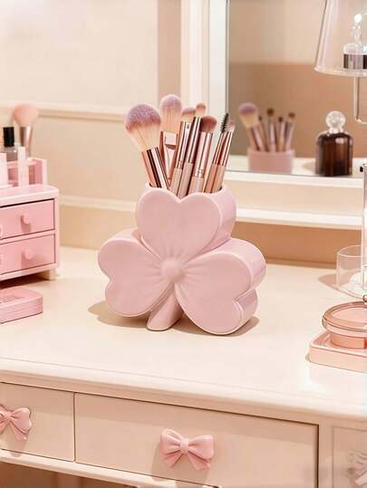 1 hộp đựng cọ trang điểm và mỹ phẩm hình cỏ bốn lá. Hộp đựng cọ trang điểm thanh lịch này phù hợp cho các bạn nữ, học sinh và trang trí nhà cửa sáng tạo. Cũng thích hợp cho kỳ nghỉ, bãi biển, phòng tắm, phòng ngủ và các dịp khác. Dung tích lớn.