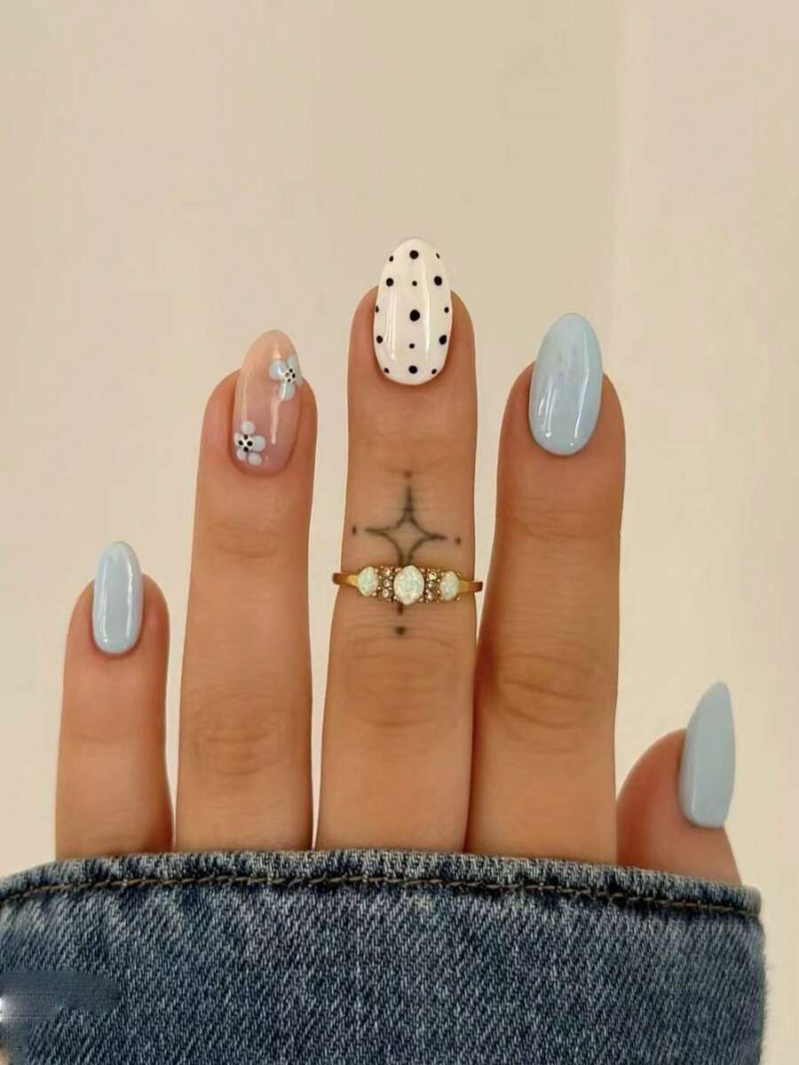 Bộ 10 móng giả thủ công màu xanh nhạt chấm bi và hoa (XS/S/M/L): Nền xanh nhạt với chấm bi đen trên nền trắng và họa tiết hoa màu hồng nude, phong cách tươi tắn và thư giãn, bề mặt bóng mịn, phù hợp cho các buổi đi chơi hàng ngày, hẹn hò, có thể tái sử dụng. - Màu xanh nhạt - Xem 1