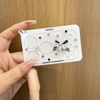 Miếng dán ống kính hình nơ đính đá sang trọng, phù hợp với 17 Pro Max/17 Pro, thiết kế màu trắng mùa đông quyến rũ, thanh lịch, với lớp kính bảo vệ ống kính pha lê sáng bóng, mang đến sự bảo vệ thời trang cho điện thoại của bạn.