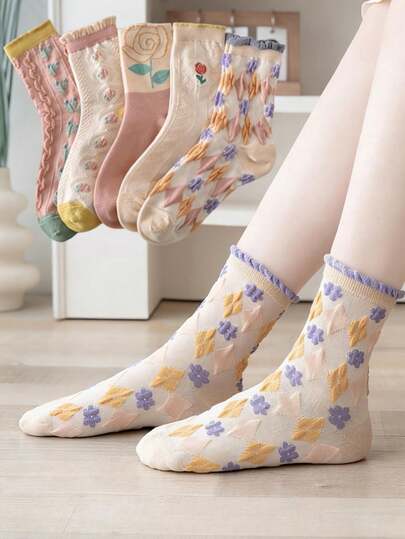 5双复古花卉压花中筒袜，女士撞色菱形格纹蕾丝边袜，法式浪漫蕾丝边中筒袜，透气百搭学生袜，日式甜美荷叶边袜。采用3D压花、撞色菱形格纹和蕾丝边设计，营造法式风情，适合洛丽塔、乡村等多种风格。柔软舒适，适合日常休闲、运动、居家、通勤、派对和送礼，四季皆宜。