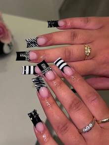 Uñas postizas de estilo gótico punk con diseño de cebra en blanco y negro, puntas francesas, acentos de strass y tachuelas metálicas cuadradas, de longitud media y forma cuadrada, uñas acrílicas brillantes perfectas para combinar con atuendos de temática oscura - Multicolor - Ver 7