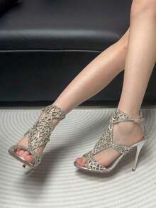 Sepatu hak tinggi stiletto bertali dengan hiasan berlian imitasi penuh dan bagian depan terbuka yang membuat penampilan lebih ramping. - Perak - View 1