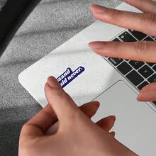 1张3英寸可移除防水户外PVC耐用乙烯基贴纸，趣味“Rhysand绝不会”ACOTAR书迷梗图，Sarah J Maas Rhysand粉丝必备，讽刺奇幻爱情语录，病毒式传播，Z世代幽默美学，完美适用于笔记本电脑、手机、水瓶、滑板、头盔、日记本、汽车保险杠、笔记本、宿舍装饰、旅行箱包，是送给13-30岁青少年男女书迷和ACOTAR粉丝的理想礼物，创意装饰贴纸，防水乙烯基材质，适用于任何光滑表面。 - 3*0.99英寸 - 查看 8