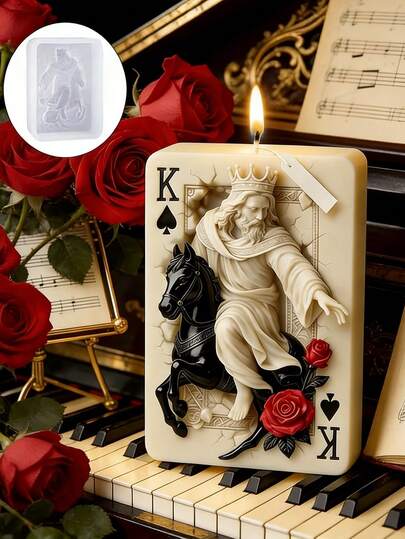 Nến silicon hình quân bài King of Poker 3D này rất lý tưởng để tạo không khí ấm cúng trong bất kỳ căn phòng nào. Đây là món quà tuyệt vời dành cho nam giới, những người đam mê poker, và những dịp kỷ niệm ngày cưới độc đáo, và có thể dễ dàng lấy ra khỏi khuôn.