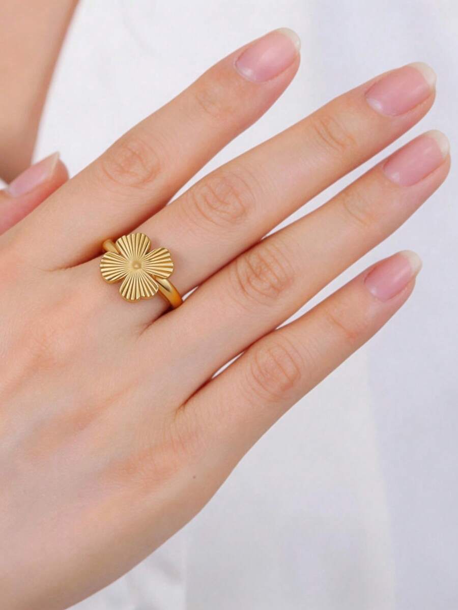 时尚女士四叶花波浪戒指，简约精致发光质感圆形戒指，不锈钢圆顶戒指 - 金色 - 查看 1