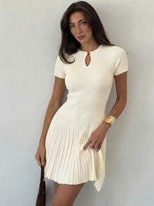 This Elegant And Simple Beige Knit A-Line Dress Is The Perfect Choice For Spring And Summer Beach Vacations, Music Festivals, And Casual Dates. It's Also Ideal For Romantic Dates And Beach Trips. The Elegant Pleats Make It Perfect For Occasions Such As Vacations, Dates, Afternoon Tea, And Office Commutes. Furthermore, It's Suitable For Island Getaways, Weddings, And Summer Wear. It's An Excellent Choice For A Beach Vacation. - 米色 - 查看 2