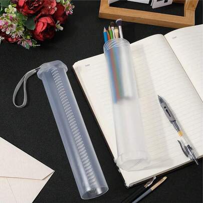 1 hộp đựng bút chì trong suốt và có thể thu gọn, được thiết kế đặc biệt cho bút chì vẽ và mỹ thuật. Hộp đựng bút chì xoay bằng nhựa di động này phù hợp cho cả văn phòng và học tập. Hộp đựng bút chì bằng nhựa có thể thu gọn này có thể được sử dụng để đựng nhiều vật dụng khác nhau như bút bi, bút chì, tẩy, cọ vẽ, mỹ phẩm, son môi, v.v. Đây là một trợ thủ đắc lực cho nhu cầu lưu trữ hàng ngày của bạn.