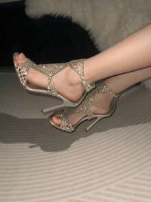 Sepatu hak tinggi stiletto bertali dengan hiasan berlian imitasi penuh dan bagian depan terbuka yang membuat penampilan lebih ramping. - Perak - View 3