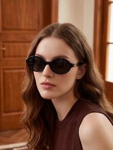 Miu Miu 黑色椭圆形镜框金色Logo防紫外线时尚女士太阳镜，夏季海滩风 - 黑色 - 查看 3