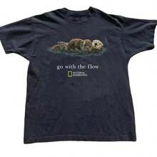 New Arrival: National Geographic 'Go With The Flow' Unisex T-Shirt - Y2K 90s Vintage Summer Outing Tee, All-Match Gift - 黑色 - 查看 1