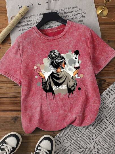 Áo thun ngắn tay cỡ lớn dành cho nữ, chất liệu vải denim, in hình cô gái anime cầm ly rượu vang - Trang phục thường ngày năng động, không thể thiếu trong mùa hè.