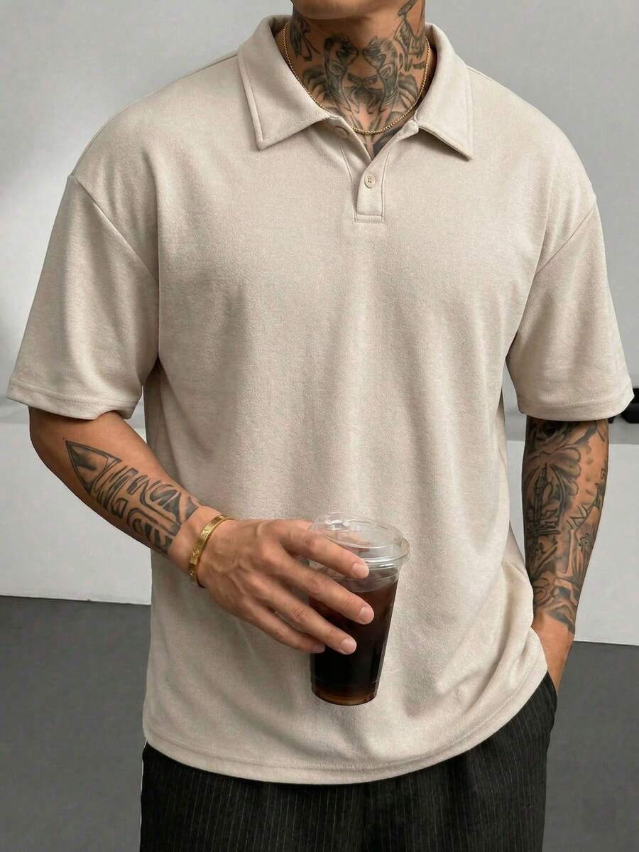 男士深灰色 Polo 衫，亨利领，单扣领设计，舒适合成麂皮面料，厚实耐穿，不起球不变形，休闲风格，适合日常通勤和周末聚会，尽显老钱风范。 - 杏色 - 查看 1