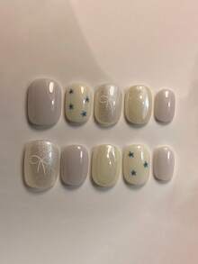 10片纯手工制作的按压式美甲贴片，短款椭圆形美甲贴片，柔和简约风格，浅紫色底色搭配闪亮对比的手绘蝴蝶结和花朵图案，可爱俏皮，适合女性和女孩，春夏秋冬节日派对及日常生活佩戴。 - 淡紫色 - 查看 1