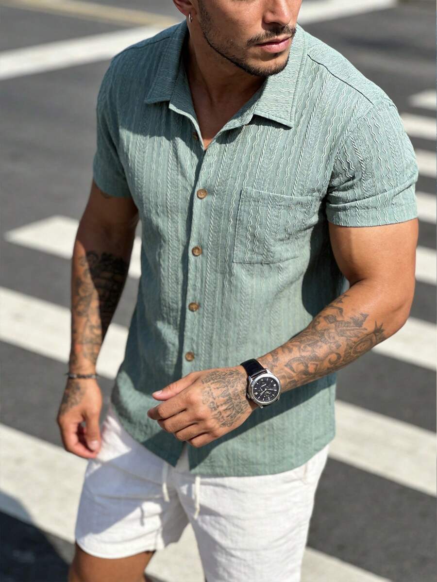 夏季男士纹理衬衫领短袖衬衫，度假风翻领纽扣休闲衬衫，男士精致短袖衬衫，简约优雅的办公室通勤衬衫，夏季海滩休闲衬衫，短袖衬衫采用衬衫领设计，凸显肩部线条，提升优雅气质，休闲男士服装，短袖衬衫搭配衬衫领，舒适百搭，打造夏季街头风