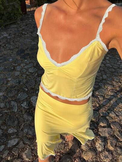 Bộ đồ thời trang Pháp Xuân/Hè 2026 mới, màu vàng chanh quyến rũ, viền ren, gồm áo hai dây và chân váy ngắn xếp tầng, thích hợp cho đi làm hàng ngày, hẹn hò, tiệc trà chiều, trang phục mùa xuân, trang phục ngày lễ, lễ Phục sinh, ngày Quốc khánh, ngày của Mẹ, tiệc tùng, đi biển, váy dự đám cưới, lễ tốt nghiệp, trang phục thanh lịch, trang phục thường ngày, trang phục trang trọng, phong cách Y2K, lễ hội nhạc đồng quê, trang phục công sở.