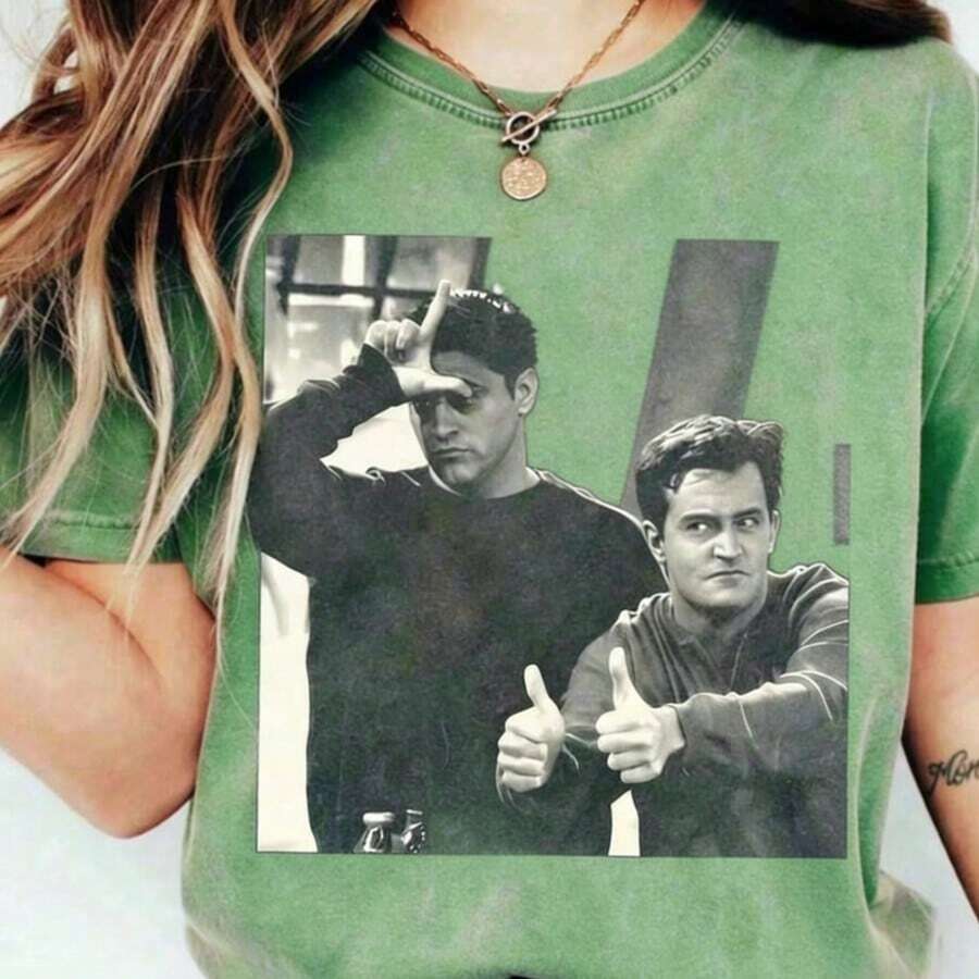 2026 Summer TopsVintage Friend Vibes Movie & TV Show Graphic Design T-Shirt - I'll Be There For You Retro 90s Sitcom Graphic Tee | Y2K Bootleg Oversized Aesthetic | Casual Loose Fit Cotton Short Sleeve Round Neck Streetwear TopAll-Match Sports T-ShirtLoose And Comfortableshirts - A9綠色 - 查看 1