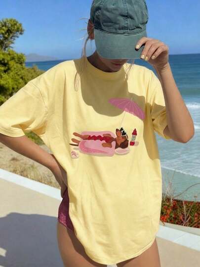 1件女士夏季宽松圆领短袖T恤，印有“卡通腊肠犬在阳伞下放松”图案，适合度假休闲穿着。