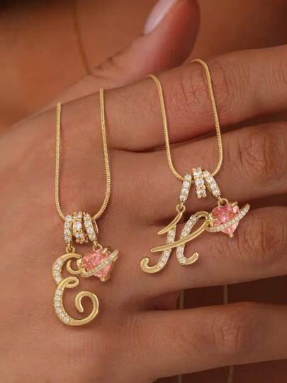 1件优雅A-Z字母吊坠项链，镶嵌水钻，精致百搭，适合女性佩戴。