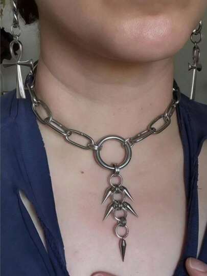 1 chiếc vòng cổ dây xích hình học nhiều lớp màu bạc, thiết kế tối giản với mặt dây chuyền hình tròn và hình nón xếp chồng lên nhau, dây chuyền màu lạnh thời trang phù hợp cho cả nam và nữ.