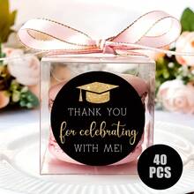 40 piezas Pegatinas redondas autoadhesivas con patrón de gorra de graduación brillante y texto "¡Gracias por celebrar conmigo!" para la celebración de graduación, adecuadas para bolsas de fiesta, cajas de regalo, invitaciones, envoltorios de regalo para expresar gratitud y alegría - Ver 6