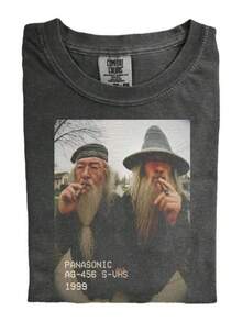 Men's Casual Graphic Print T-Shirt - 1993 Retro Wizard And Pipe Design - Vintage Photography Style - 100% Heavyweight Fabric, Loose Fit Crew Neck - Suitable For Everyday Casual Wear, Street Style, And Party Wear - Machine Washable, Suitable For All Seasons, Comfortable Clothing, Fun Graphic Tee, A Great Gift For Your Boyfriend. Men's Clothing Tops, Unisex Street Style Tee Shirts, Men's Vacation Wear, Men's Shirts. - 黑色 - 查看 1