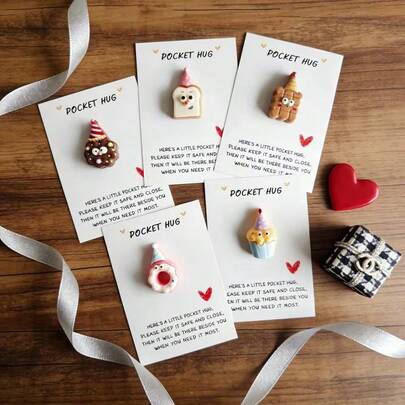 1 pieza/5 piezas Tarjetas de felicitación de postre dulce con mini encanto de resina, gorro de fiesta lindo, rosquilla, tostada, magdalena Tarjetas de Pocket Hug, regalos de aliento para amigos y familiares