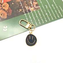 "Colorful Alloy Enamel  Face Keychain Charm, Irregular Shape Keyring, Fun Expression Mini Pendant For Bags, Backpacks, Car Keys,  Decorative Accessory, Cute  Bag Charm, Perfect Gift For Teens, Girls, Women, Everyday Use" - 綠底白色(掛繩) - 查看 11