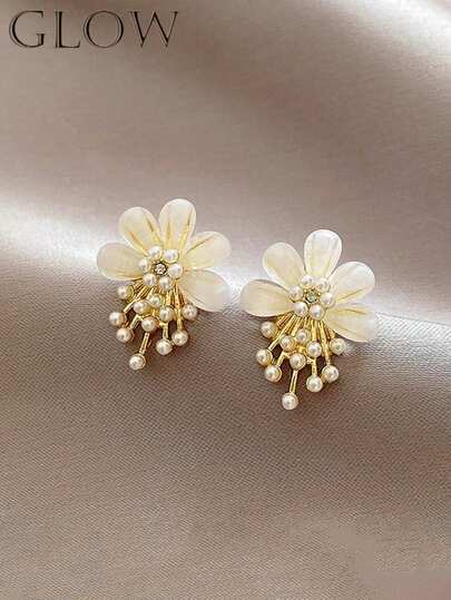 1 par de pendientes de flores y perlas de imitación elegantes y versátiles, adecuados para uso diario y festividades de chicas adolescentes