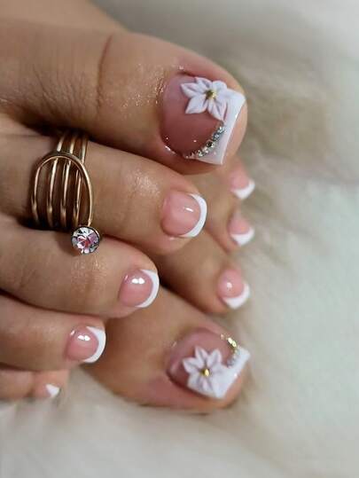 中号方形按压式美甲贴纸，24片装DIY套装。裸粉色底色，搭配纯白色法式甲尖，饰以3D立体花朵和水钻。这款甜美优雅的法式美甲贴纸，是女性日常、海滩度假和婚礼的完美之选。可移除，可重复使用。