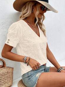 Áo thun nữ tay ngắn cổ chữ V màu trơn, chất liệu dệt jacquard với chi tiết khoét rỗng và cúc cài, chiều dài tiêu chuẩn, hơi xuyên thấu, vải polyester co giãn vừa phải. Thích hợp mặc mùa hè. - Màu be - Xem 4