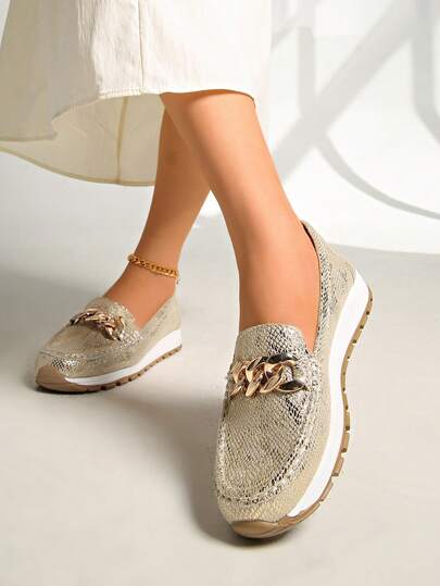 Giày lười nữ thời trang với dây xích kim loại trang trí, kiểu dáng retro Anh Quốc, thoải mái, phù hợp cho cả công việc và giải trí.